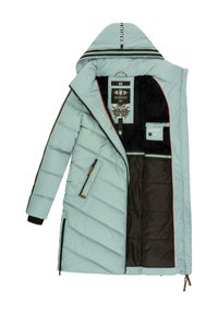 Manteau rembourré bleu clair avec des coutures diagonales, poches zippées et accents noirs. L'intérieur est doté d'une doublure noire et d'étiquettes. Design avec capuche.