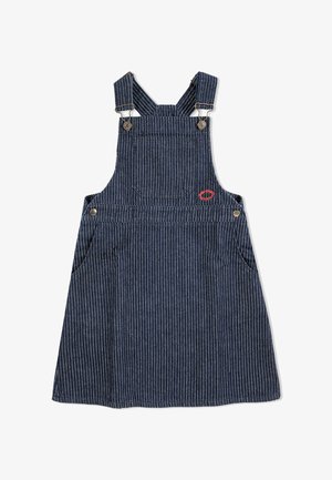Denim tuinbroek jurk in donkerblauw met witte strepen, met twee voorzakken, verstelbare banden en een rood logo-detail.