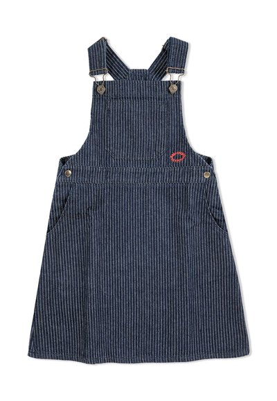 Robe salopette en denim bleu foncé avec des rayures blanches, dotée de deux poches avant, de bretelles ajustables et d'un détail de logo rouge.