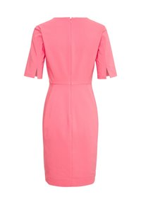 Rosa figursydd klänning med rund halsringning, korta ärmar och en dold dragkedja bak. Slätt tyg med en skräddarsydd silhuett.