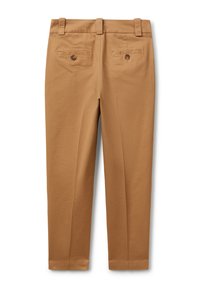 Beżowe chinosy o prostych nogawkach z szlufkami na pasek i dwoma zapiętymi kieszeniami z tyłu na białym tle.