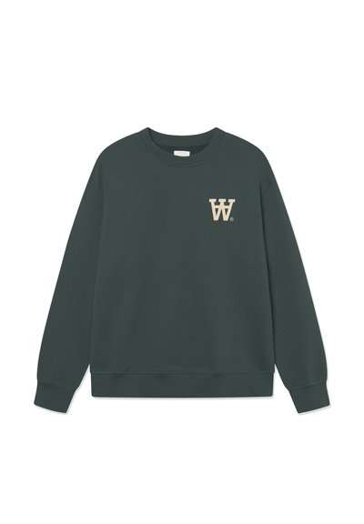 Sweatshirt vert foncé avec un col rond, des poignets et un ourlet côtelés, présentant un logo beige "W" sur la poitrine gauche. Texture en coton lisse.
