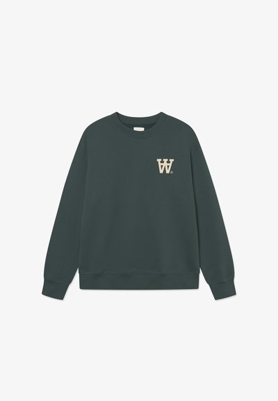 Sweatshirt vert foncé avec un col rond, des poignets et un ourlet côtelés, présentant un logo beige "W" sur la poitrine gauche. Texture en coton lisse.