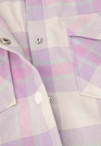 Lekki flanelowy koszula w kratę w kolorach lawendy i mięty, z srebrnymi guzikami i miękkim, teksturowanym materiałem.