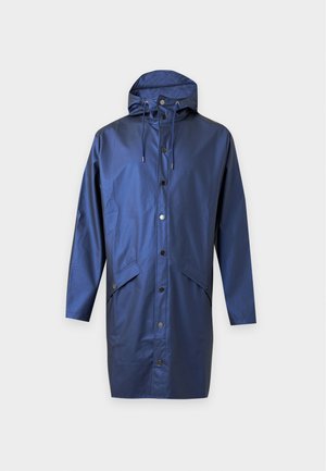 Imperméable bleu marine avec capuche, boutons-pression à l'avant, cordons réglables et deux poches à rabat sur un fond uni clair.