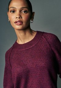 Next CREW NECK - Pulover - red berry sparkle