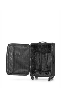 Czarna walizka o otwartym designie. Wnętrze ma wzór w ukośne paski, elastyczne paski i kieszeń zapinaną na zamek dla lepszej organizacji.