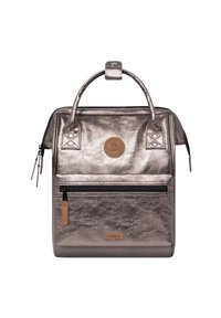 Metallisch bronzefarbenen Rucksack mit doppelten oberen Griffen, vorderem Reißverschlussfach, Leder-Logo-Patch und verstärkten Nähten. Glatte Textur, strukturierte Form.