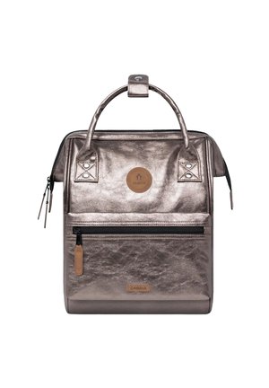 Metallisch bronzefarbenen Rucksack mit doppelten oberen Griffen, vorderem Reißverschlussfach, Leder-Logo-Patch und verstärkten Nähten. Glatte Textur, strukturierte Form.