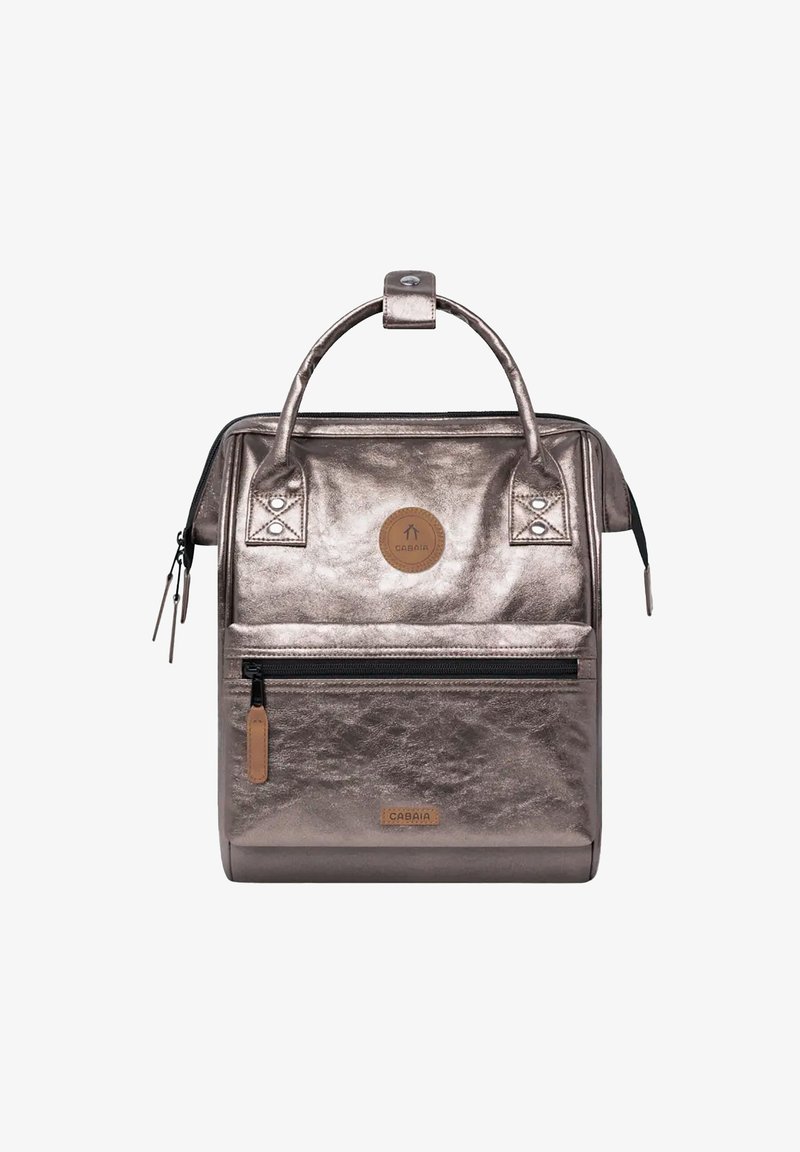 Metallisch bronzefarbenen Rucksack mit doppelten oberen Griffen, vorderem Reißverschlussfach, Leder-Logo-Patch und verstärkten Nähten. Glatte Textur, strukturierte Form.