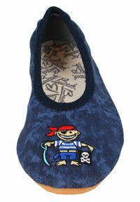 Marineblaue Segeltuchschuhe mit elastischem Einstieg und besticktem Piratendesign. Weiche Innensohle und Gummisohle in Kontrastfarbe.