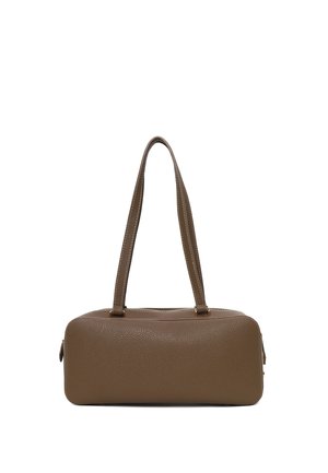 Sac à main rectangulaire en cuir marron texturé avec doubles poignées supérieures et fermeture éclair, présenté sur fond blanc.