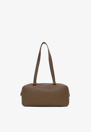 Bolso rectangular de cuero marrón con textura, con dobles asas superiores y cierre de cremallera, mostrado sobre un fondo blanco.