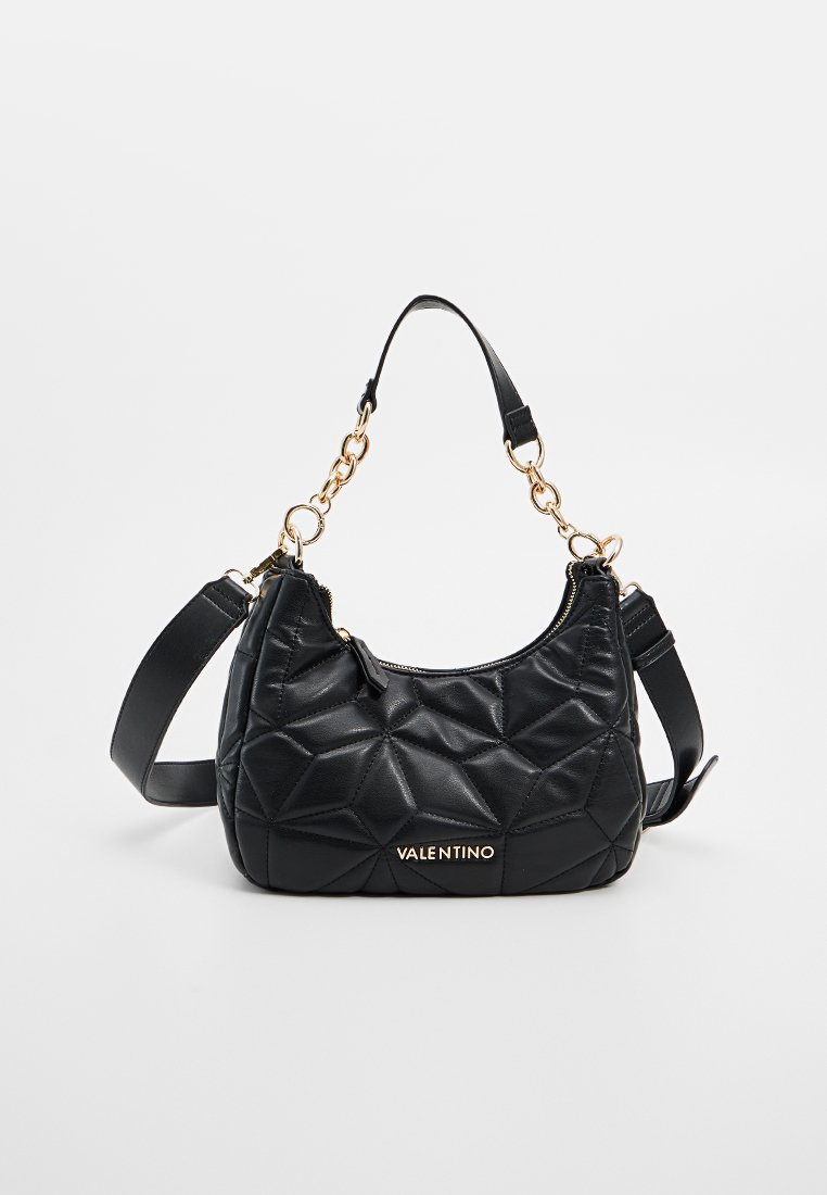 Bolso de mano negro de cuero acolchado con forma redondeada, que cuenta con hardware dorado y una correa de hombro desmontable. Logo "Valentino" en la parte frontal.