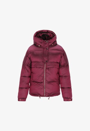 Bordó puffadt dzseki magas gallérral, elöl cipzárral és patentgombokkal. Vízszintes steppeléssel és állítható zsinóros szegéllyel rendelkezik.