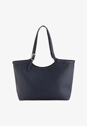 Sac fourre-tout en cuir texturé bleu marine avec bandoulière réglable et accents de boucle dorée, présentant un petit détail en anneau métallique sur le côté.