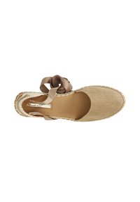 Béžové espadrilky s texturovaným textilním svrškem, plochou podrážkou a saténovou stužkou na zavazování. Obsahují prošívané detaily podél okraje podrážky.