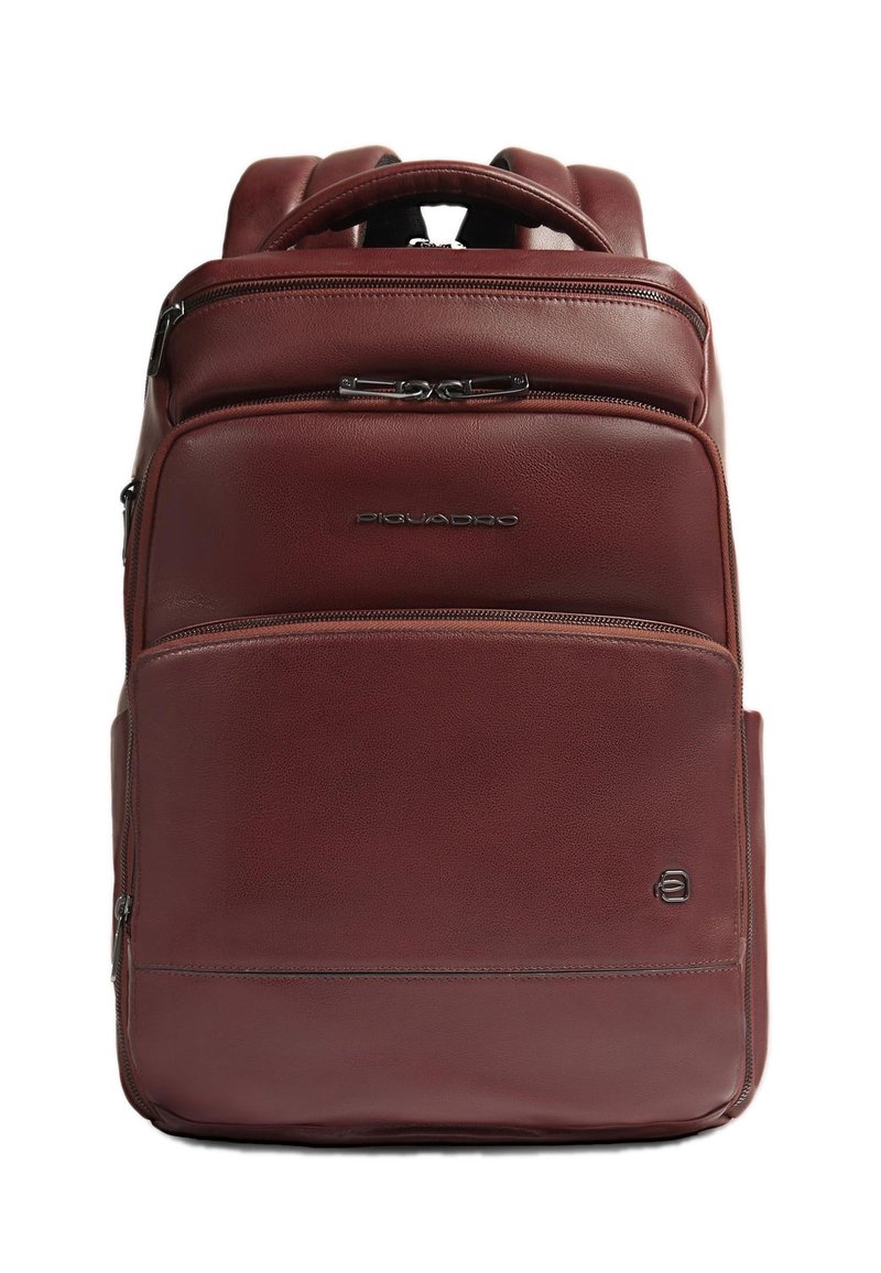 Dunkelroter Lederrucksack mit glatter Textur, Reißverschlussfächern und gepolsterten Trägern. Mit einem Logo auf der Vorderseite gestaltet.