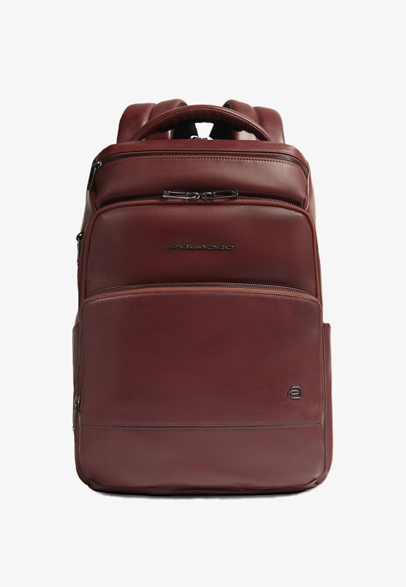 Dunkelroter Lederrucksack mit glatter Textur, Reißverschlussfächern und gepolsterten Trägern. Mit einem Logo auf der Vorderseite gestaltet.