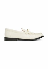Witte leren loafers met een gevlochten ontwerp aan de voorkant, een kleine gouden gespsiering en een zwarte loopzool. Gladde textuur overal.