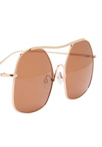Metaliczne okulary przeciwsłoneczne w kolorze różowego złota w stylu aviator z brązowymi soczewkami. Wyróżniają się cienkimi metalowymi oprawkami oraz poduszkami nosowymi dla większego komfortu.