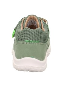 Grüne Sportschuhe mit einem Mesh-Obermaterial, gepolstertem Schaft und weißer Gummisohle; verstellbarer Riemen mit grünen Akzenten und Nähdetails.