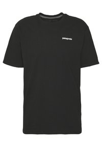 Camiseta de algodón negra con cuello redondo, mangas cortas y un logo blanco de Patagonia en el lado izquierdo del pecho. Textura suave, ajuste casual.