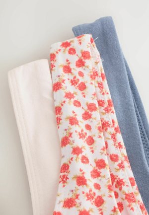 Tre par strumpor: ett blekrosa, ett vitt med röd blommönster och ett ljusblått. Slät textur, blandning av bomull, varierande mönster.