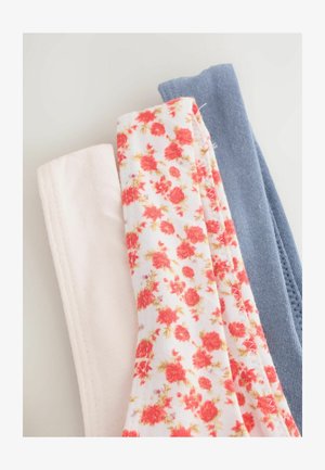 Kolme sukkaparia: yksi vaaleanpunainen, yksi valkoinen, jossa on punaisia kukkakuviota, ja yksi vaaleansininen. Sileä pinta, puuvillasekoitus, vaihtelevat mallit.