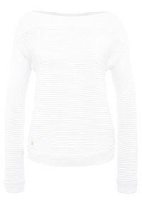 Pull en tricot blanc à manches longues avec un grand col bateau et une petite étiquette dorée près de l'ourlet inférieur.