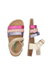Multikleurige kindersandalen met een beige basis, versierd met glinsterende glitter en glanzende paarse, roze en koraalkleurige bandjes. Met gespsluiting.