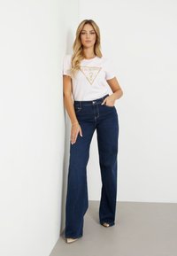 Guess TRIANGLE - T-shirt con stampa - hellrose
