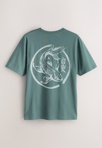 Turquoise T-shirt met korte mouwen, met een wit cirkelvormig ontwerp van een koi-vis en twee verticale Aziatische karakters op de achterkant, plat gelegd.