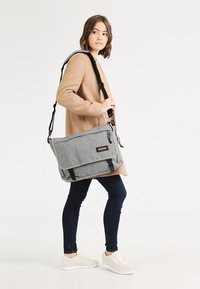 Eastpak DELEGATE - Bandolera - sunday grey