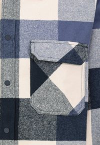 Blaue und weiße karierte Hemd aus Baumwollstoff, mit einer Brusttasche in einem kontrastierenden gestreiften Muster und Knopfleiste.