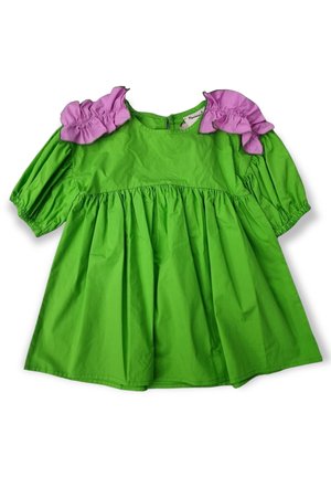 Vestido verde de algodón con mangas cortas abullonadas, que presenta volantes lavanda en los hombros y una cintura elástica fruncida para un ajuste holgado.