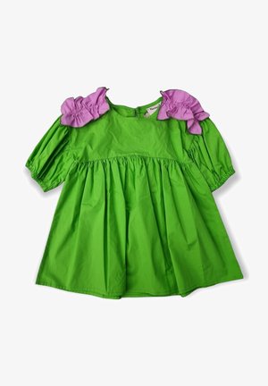 Robe en coton vert avec manches courtes bouffantes, dotée de volants lavande sur les épaules et d'une taille élastiquée froncée pour une coupe ample.