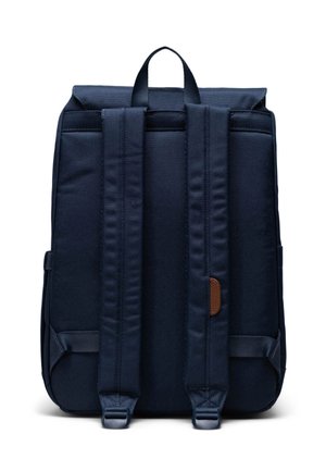 Sac à dos bleu marine en tissu durable, avec des bretelles rembourrées et réglables, une poignée sur le dessus et un accent en cuir marron sur le côté.