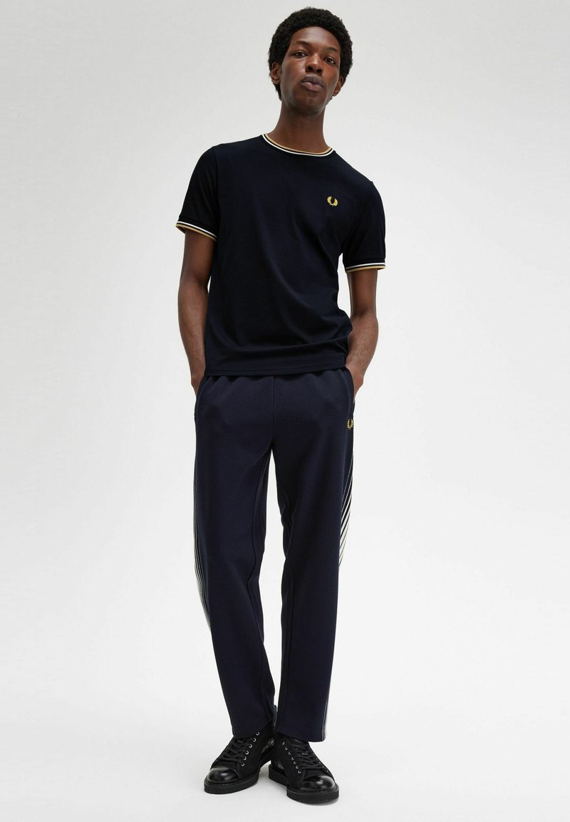 Fred Perry Laurel Wreath - T-shirt à imprimé - Bleu marine | ASOS