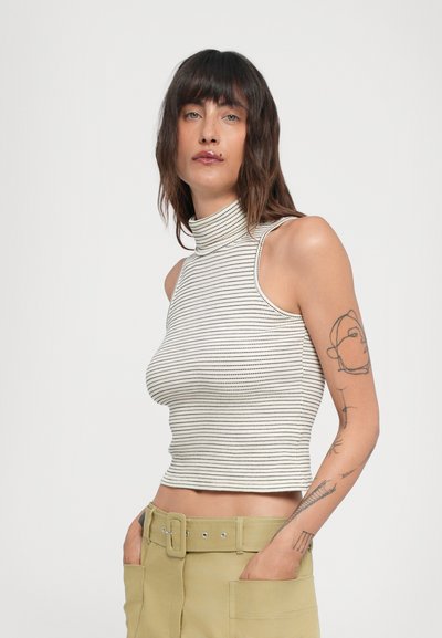 Gestreifter, ärmelloser Rollkragenpullover in Creme und Schwarz, mit schmaler Passform und cropped Länge. Texturiertes Gewebe mit dezentem Stretch.