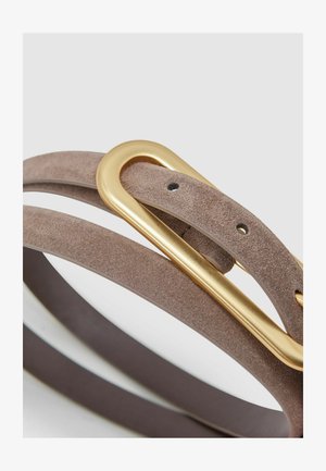 Wildledersgürtel in Hellbraun mit einer glatten, abgerundeten goldenen Schnalle. Verfügt über mehrere Löcher zur Verstellbarkeit und ein flaches, schlankes Design.