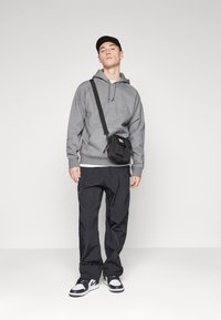 Carhartt WIP HOODED CHASE - Jersey con capucha - dark grey heather/gold