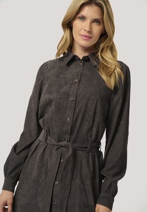 Kaffe, KAVERA CORDUROY WITH BELT - Tričkové šaty - major brown c