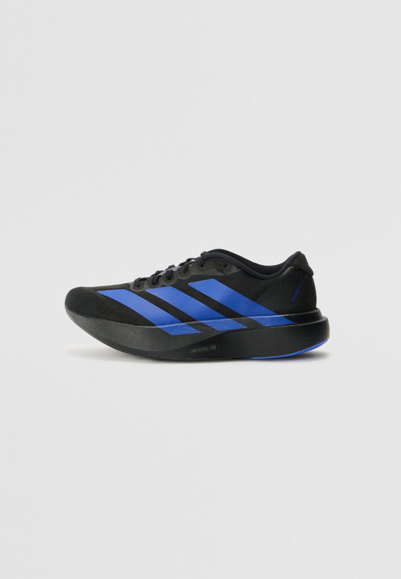 Chaussure de sport noire avec des rayures bleues, au design léger, à bout arrondi, avec une tige texturée et une semelle rembourrée marquée "LIGHTSTRIKE PRO."