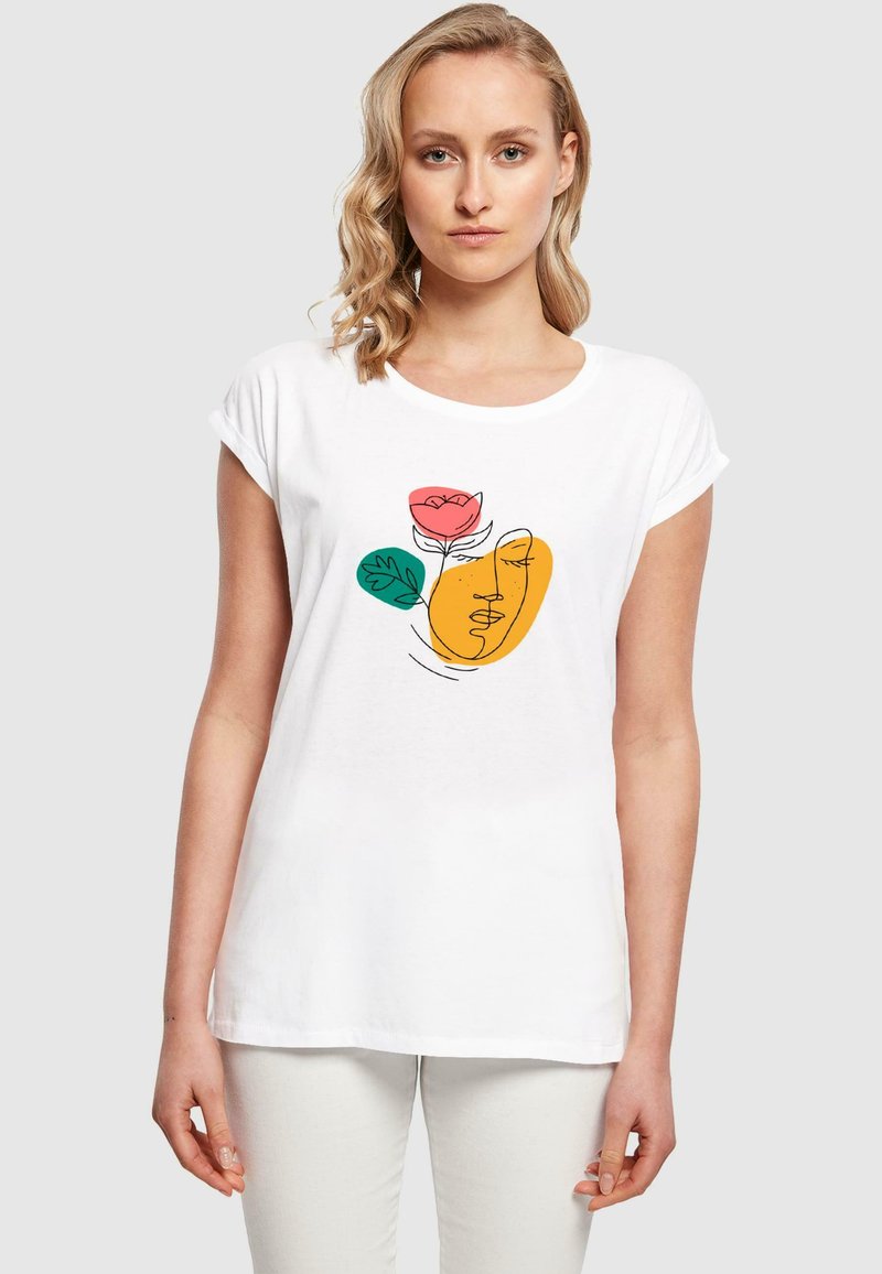 Weißes Baumwoll-T-Shirt mit hochgerollten Ärmeln, das eine farbenfrohe Linienzeichnung eines Gesichts, einer Rose und Blättern zeigt. Einfaches, lässiges Design.