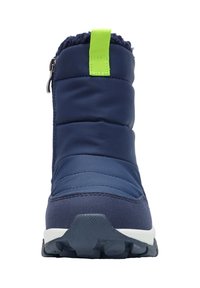 Dunkelblaue, isolierte Winterstiefel mit Textiloberteil, strukturiertem Gummisohle, leichtem Design und einem leuchtend grünen Ziehgriff.