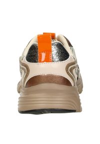 Hardloopschoenen met een gevoerde beige zool, zilveren bovenste gedeelte, bruin leren accenten en een feloranje hieltab.