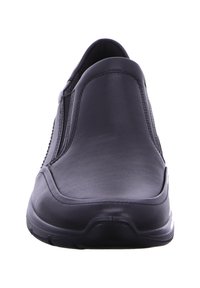 Svart slip-on sko med en glatt læroverdel, rund tå, elastiske sidepaneler og gummisåle for godt grep og fleksibilitet.