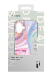 Pastell marmorert iPhone 16-deksel med fargerike svigninger i rosa, blått og grønt; slank design, laget av resirkulerte materialer.