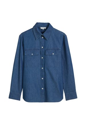 Denimhemd mit Button-Down-Kragen, zwei Brusttaschen und geradem Schnitt. Der Stoff ist mittelblau mit einer dezenten Struktur.